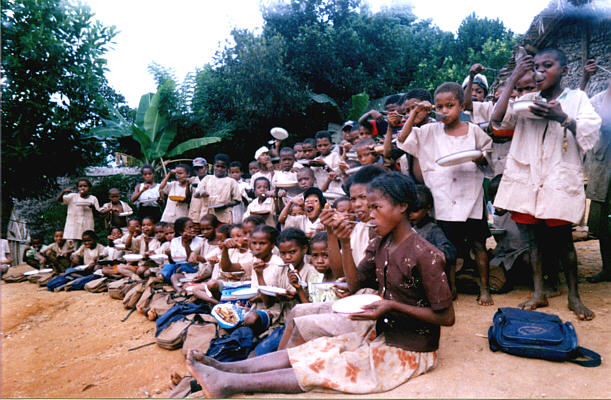 Bambini di Manakara mangiano una scodella di riso