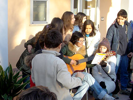 Il coro dell'ACR di Case Finali all'inaugurazione.