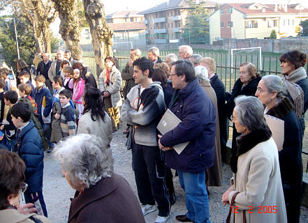 Vincenziani e parrocchiani all'inaugurazione.