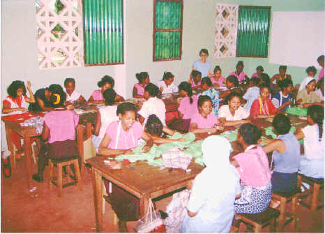 Angela con le ragazze della scuola