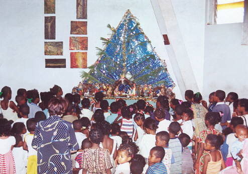 Bambini di Manakara davanti al Presepe - gennaio 2002